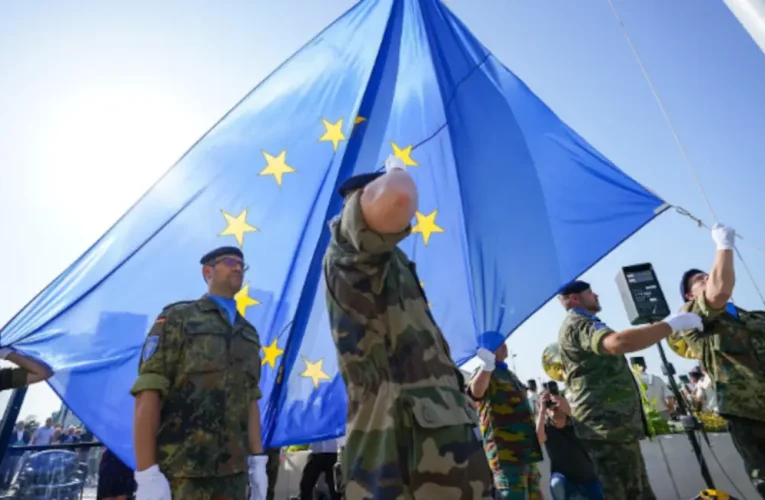 ჩვენ ირგვლივ ფაქტობრივად ყველა კბილებამდე იარაღდება
